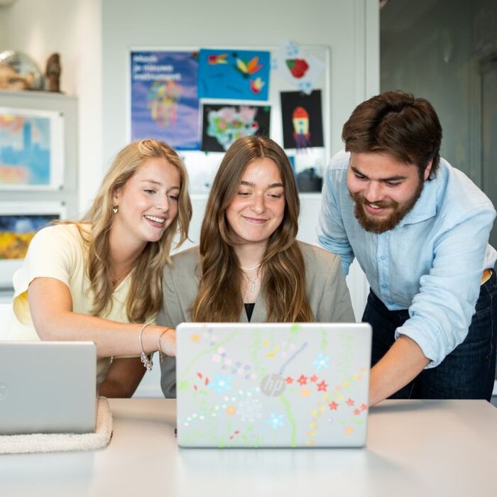 Studentai dirba prie bendro projekto