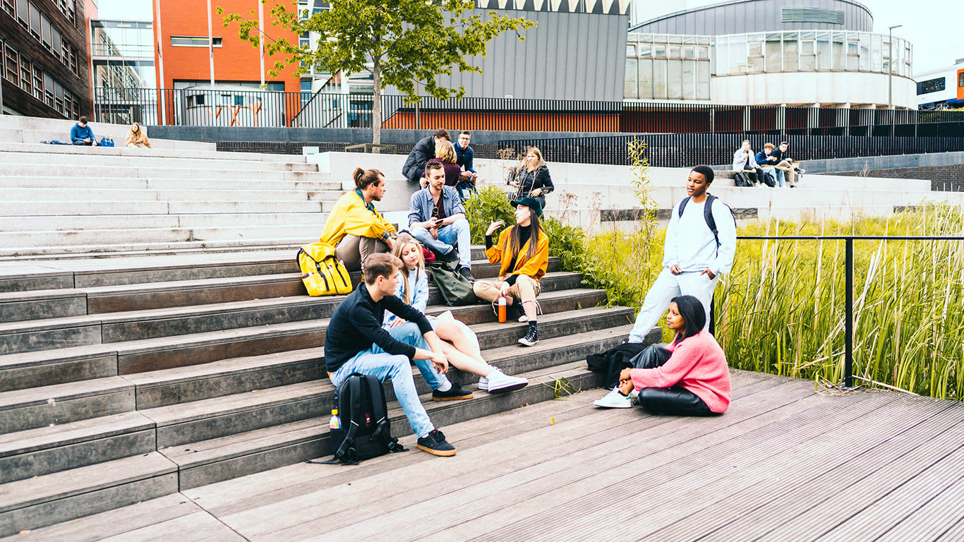 Studenci rozmawiają na belgijskiej uczelni