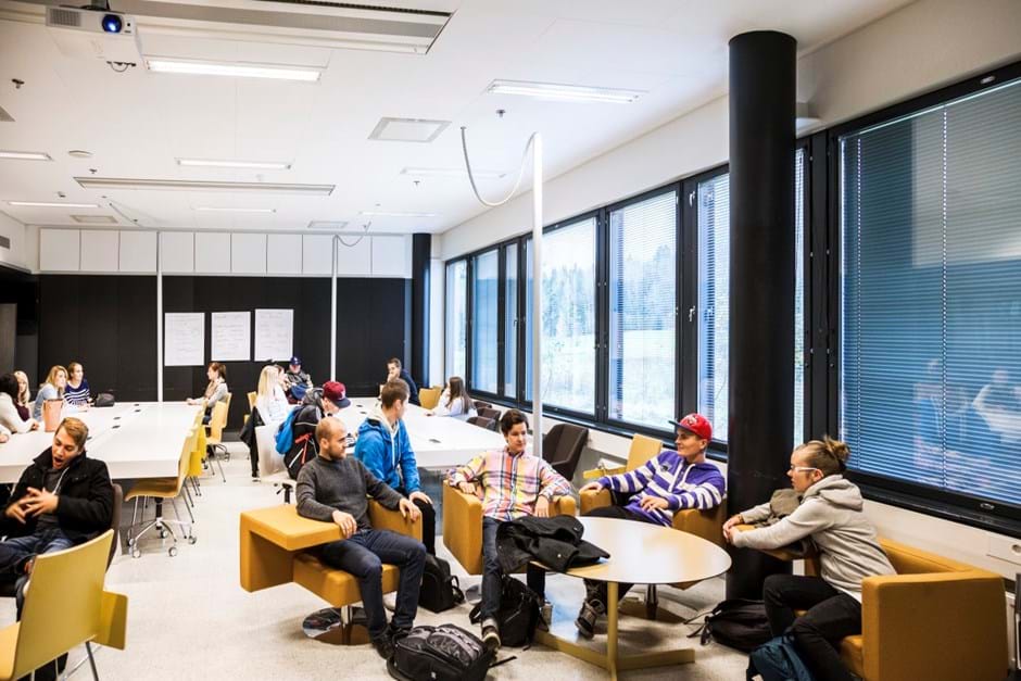 Studentai Suomijos universiteto kampuse