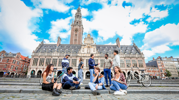 Tarptautiniai studentai Belgijos universiteto bibliotekoje
