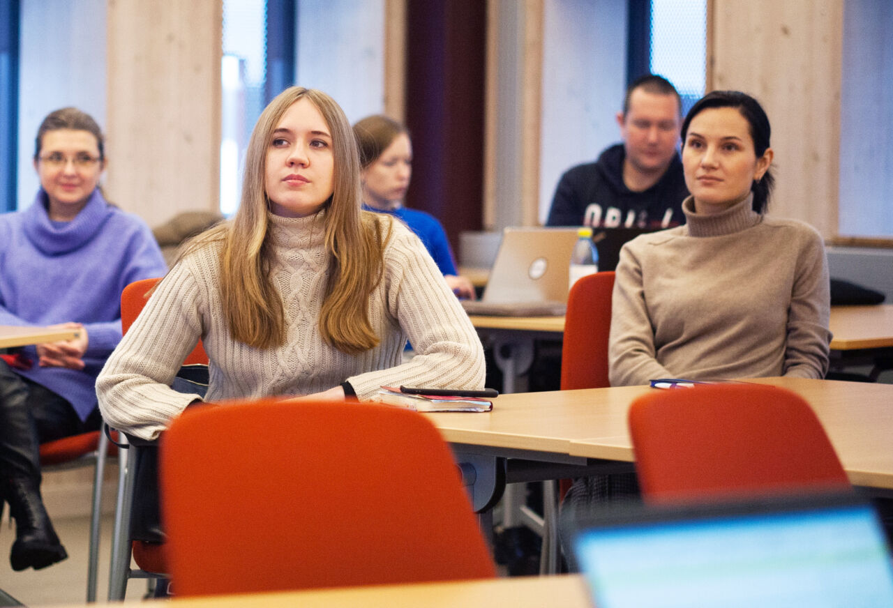 Studenci w bibliotece szwedzkiego uniwersytetu